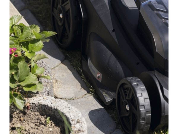 Scheppach plæneklipper BC-MP430-X Scheppach plæneklipper BC-MP430-X SET XL2, 43 cm 5911415400, m/lader og to batterier. Billedet viser produkt.