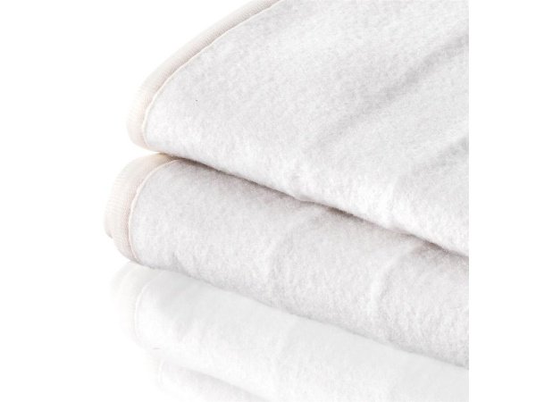 Tristar BW-4753 elektrisk varmelagen Tristar BW-4753 elektrisk varmelagen til enkeltseng, 150 x 70 cm, med 3 varmeindstillinger og overophedningsbeskyttelse. Vaskbart tæppe med 1,5 m ledning. Billedet viser hele produktet.