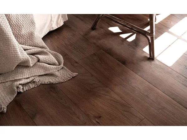 Wallmann Designgulv 984 EG, 245x2003x9mm 2,944m2 brown Wallmann Designgulv 984 EG, 245x2003x9mm 2,944m2 brown. Ses tæt på