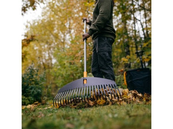 Fiskars løvrive lige skaft Fiskars Ergonomic løvrive med lige skaft 52x6x174cm. Billedet viser produktet forfra.