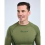 Pinewood Seamless Function Base Layer termoundertøjssæt. Miljøbilledet viser logo på trøje.