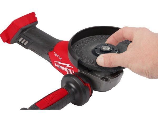 Milwaukee vinkelsliber M18 FSAG125X-0. Leveres i HD boks. Billedet viser produktet fra en skrå vinkel.