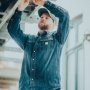 Carhartt denimskjorte i denimstof 106429HK3. Miljøbilledet viser produktet lukket.