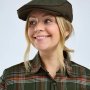 Pinewood Nydala Sixpence hat I tofarvet design. Miljøbilledet viser produktet forfra. 