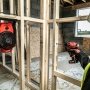 Milwaukee bordventilator M12 AF-0. Miljøbilledet viser produktet mulighed for ophæng.