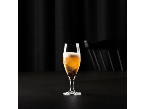 fremhæver øllets aroma og skum