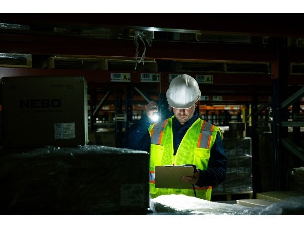 Nebo Edge 2K lommelygte Nebo Edge 2K lommelygte 2000 lumen genopladelig. Billedet viser produktet fra en skrå vinkel.