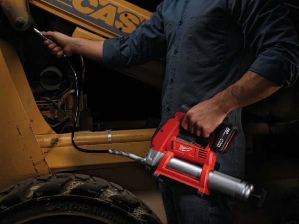 Milwaukee M12 GG-0 fedtpistol. Kraftfuld 12 V motor. Billedet viser produktet fra siden.