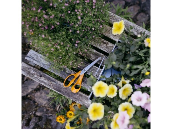 Fiskars Classic universalsaks Orange Fiskars Classic universalsaks 21 cm. Billedet viser produktet åbent.