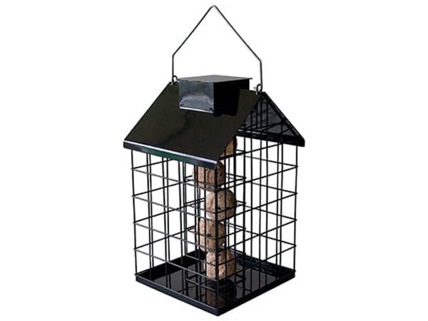 Foderautomat i sort pulverlakeret stål med værn og ophæng til småfugle, passer til mejsebolde