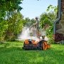 Worx WR202E Landroid Vision M250 robotplæneklipper er en effektiv løsning med avanceret teknologi til græsarealer på op til 250 m². Billedet er et miljøbillede, der viser produktet bagfra