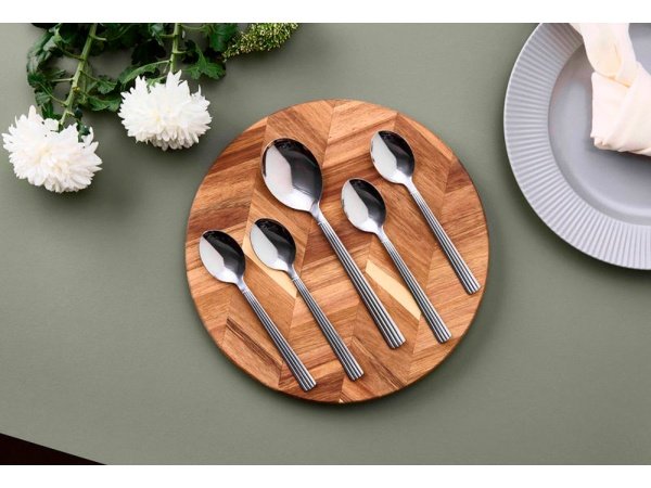 Aida Groovy bestiksæt 5 dele Aida Groovy bestiksæt 5 dele 1 serverings- & 4 dessertskeer. Billedet viser produkt med hvid baggrund.