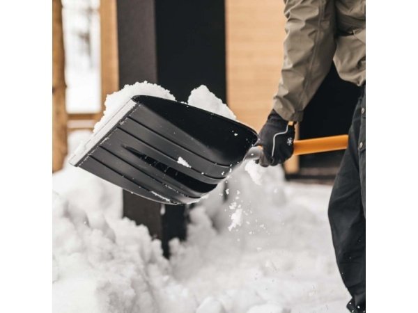 Fiskars sneskovl X-series