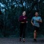 Nebo Curv pandelampe Hybrid 600 lumen. Miljøbilledet viser produktet i brug i løb.