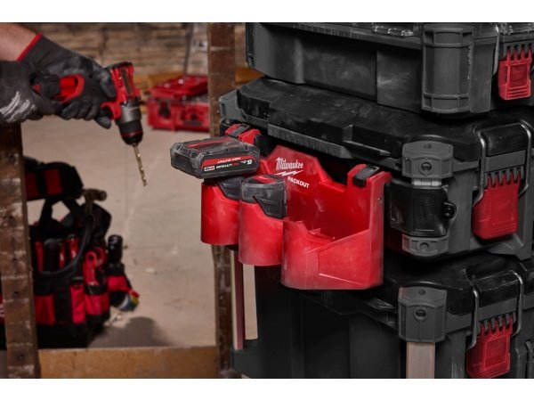 Milwaukee PACKOUT batteriholder til M12 batterier. Billedet viser produktet med hvid baggrund.