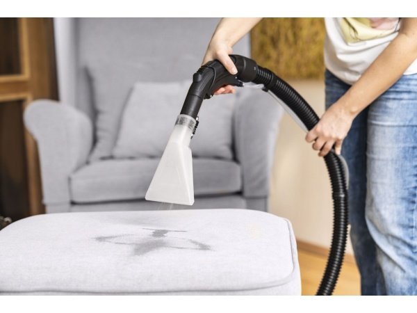 Scheppach tæpperenser Spray Vac 20 1600W. Billedet viser produktet og tilbehør.