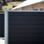 Høgild komposithegn i koksgrå med træstruktur og galvaniseret stolpe til haven og terrassen