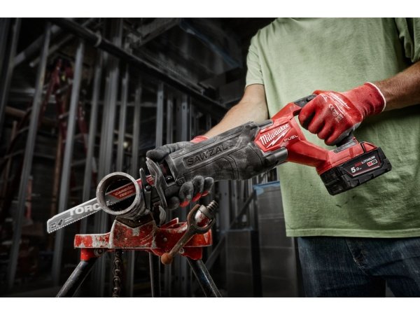 Milwaukee bajonetsav M18 FSZ-0. Leveres i HD boks. Billedet viser produktet fra siden.