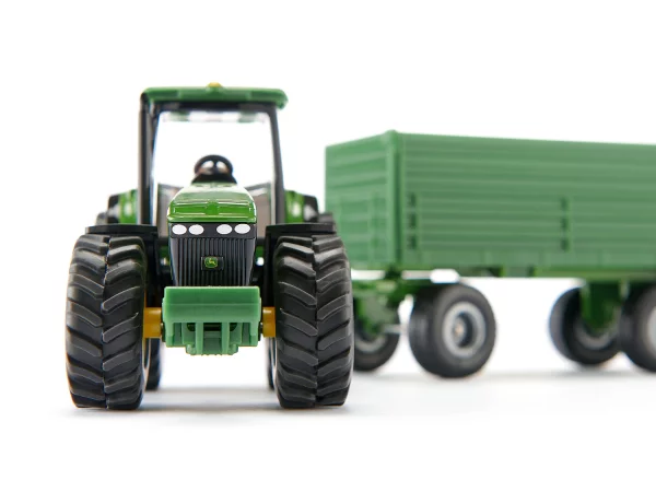 John Deere Traktor m/trailer