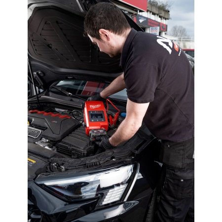 Milwaukee Jump Starter Milwaukee® M18™ Jump Starter 18 V. Billedet viser produktets funktioner.