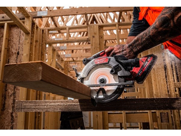 Milwaukee 55 mm M18 FUEL™ rundsav til træ og plastik. Billedet viser produktet forfra.