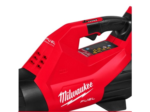 Milwaukee M18 FUEL™ Løvblæser Fjern affald med denne kraftfulde Milwaukee M18 FUEL™ Løvblæser. Oplev op til 14,2 m³/min luftvolumen ved 193 km/t, hurtig opstart og variabel hastighedslås. Billede viser hele produktet.
