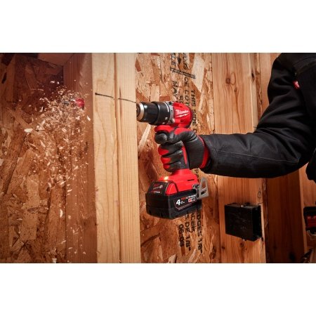 Milwaukee M18 BLPDRC-422C slagboremaskine, en kompakt og kraftfuld kulfri løsning med 145 mm længde til nem adgang i snævre områder. Billedet viser produktet forfra som png med hvid baggrund-
