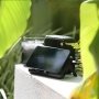 Nebo powerbank 10000 mAh wireless med trådløs opladning. Miljøbilledet viser produktets holder.