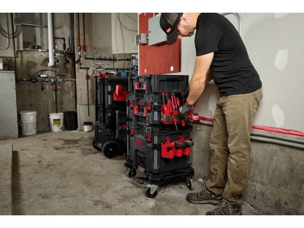 Milwaukee PACKOUT batteriholder til M12 batterier. Billedet viser produktet med hvid baggrund.