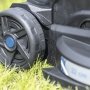 Scheppach plæneklipperBC-MP320-X-SET L, 32 cm 5911413403, m/lader & batteri. Miljøbilledet viser produktets hjul