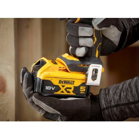 Dewalt 18V XR slagboremaskine inkl. 2 x 5Ah Dewalt 18V XR kulløs kompakt slagboremaskine, 2 x 5Ah. Billedet viser produkt og tilbehør.