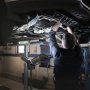 Scangrip TOWER 8 CONNECT arbejdslampe. Miljøbilledet viser produktet i brug ved mekaniker.
