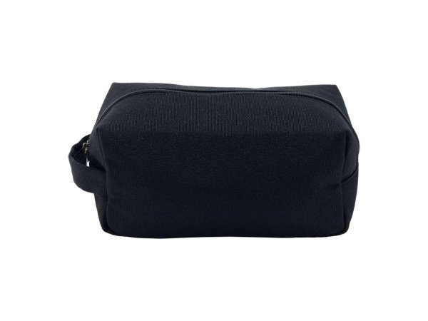 Carhartt travel kit toilettaske i sort Carhartt travel kit toilettaske i sort og vandafvisende materiale. Billedet viser produktet lukket.