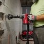 Milwaukee borehammer M12 FHAC16-0. Miljøbilledet viser produktet i brug.