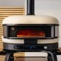 Gozney Dome Gen 2.0 Neapolitan Arch varmeforstærker. Miljøbilledet viser produktet forfra.
