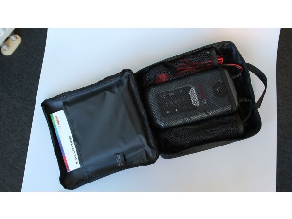 Bosch C70 12/24V biloplader Bosch C70 12/24V er en kraftfuld biloplader til 12V og 24V batterier. Den understøtter forskellige batterityper med automatisk opladningskontrol. Billedet viser hele produktet.