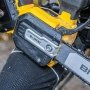 Dewalt kædesav DCMCST635N-XJ. Miljøbilledet viser produktet tæt på.
