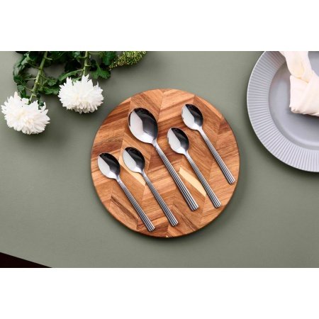 Aida Groovy bestiksæt 5 dele Aida Groovy bestiksæt 5 dele 1 serverings- & 4 dessertskeer. Billedet viser produkt med hvid baggrund.