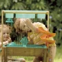 Hape multifunktionelt legebord. Produkt vises med model i udendørs miljø