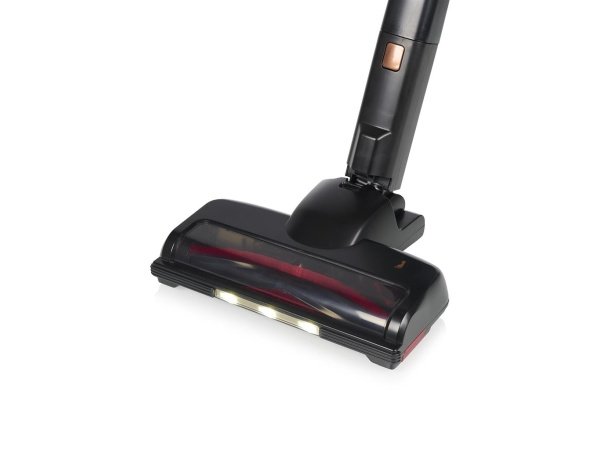 PRINCESS 339390 støvsuger i sort, kompakt design med kraftfuld motor og poseløst system, ideel til effektiv rengøring af både tæpper og hårde overflader. Billedet viser hele produktet.