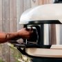 Gozney Dome Gen 2.0 Neapolitan Arch varmeforstærker. Miljøbilledet viser produktets placering i pizzaovn.