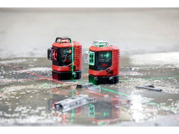 Leica Lino L6G 360° laser Leica Lino L6G 360° lasertwist 250, ual130 Li-ion. Billedet viser produktet og de medfølgende dele med hvid baggrund.