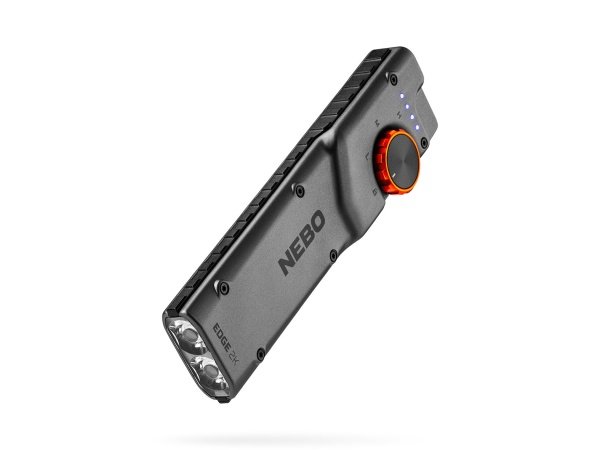 Nebo Edge 2K lommelygte Nebo Edge 2K lommelygte 2000 lumen genopladelig. Billedet viser produktet fra en skrå vinkel.