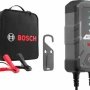 Kompakt og effektiv Bosch C10 12V biloplader med automatisk opladningskontrol, overophedningsbeskyttelse og IP65 vand- og støvafvisning.  Billedet viser hele produktet og transportkuffert.