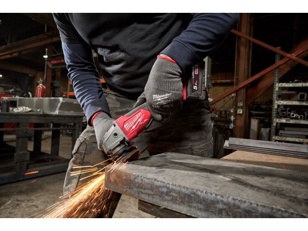 Milwaukee vinkelsliber M18 FSAG125X-0. Leveres i HD boks. Billedet viser produktet fra en skrå vinkel.