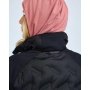 Pinewood Abisko Hybrid jakke til kvinder. Miljøbilledet viser produktets krave bagfra.