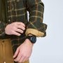 Ternet Pinewood Pile overshirt mørkegrøn/bronze. Miljøbilledet viser produktets ærmer.