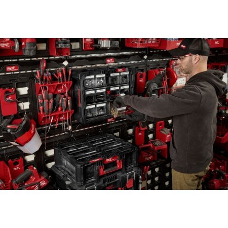 Milwaukee PACKOUT™ tilbehørskuffert Milwaukee PACKOUT™ tilbehørskuffert med vippeskuffer. Billedet viser produktets moduler.