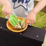 Hape multifunktionel sandkasse. Nærbillede af produkt med model