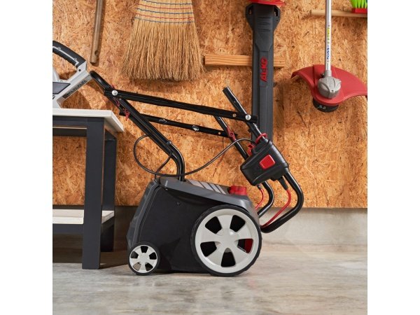 AL-KO 38.4 E vertikalskærer AL-KO 38.4 E vertikalskærer Combi Care. Perfekt til arbejdsarealer op til 800 m². Billedet viser produktet forfra.